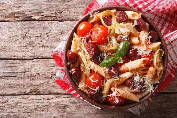 Penne Nudeln mit Wurst, Lauch, Käse und Tomaten. horizontal t — Stockfoto