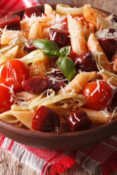 Penne makarna sosis, pırasa ve domates ile kapatın. Dikey — Stok fotoğraf