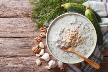 Salatalık çorbası tarator bir kase ve malzemeler. Yatay üst 