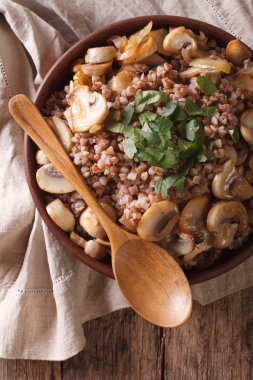 Kızarmış yağlı mantar yakın çekim ile buğday lapası. Dikey üst v