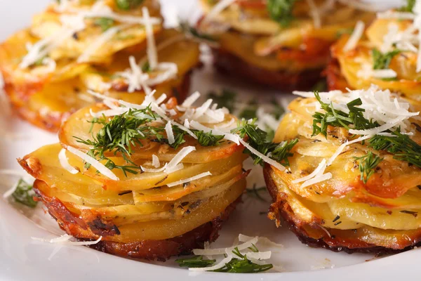 Patata al horno con queso y eneldo de cerca en un plato. horizonta —  Fotos de Stock