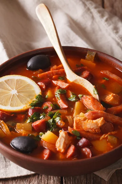 Sopa saborosa com carne e linguiças solyanka fecham em um boliche. v — Fotografia de Stock