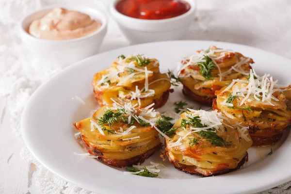 Plakjes gebakken aardappel en close-up saus op tafel. horizontale — Stockfoto