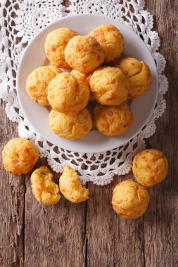 Lezzetli peynir ekmeği gougere yakın çekim tablo. Dikey üst VI