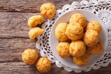 Lezzetli peynir ekmeği gougere yakın çekim tablo. Yatay üst 