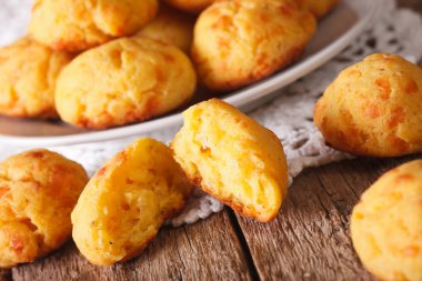 Peynir yakın çekim ile gougere buns fırından yeni çıkmış. Yatay