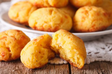 Masanın üzerine peynir yakın çekim ile Fransız gougere buns. Horizonta