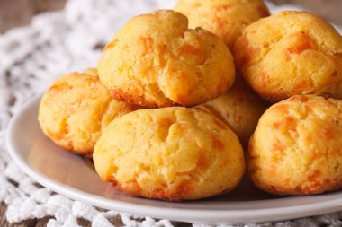 Bir plaka makro üzerinde peynir ile Fransız gougere buns. Yatay
