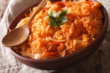 Akdeniz mutfağı: lahana ile pirinç bir kase kadar yakın. hor