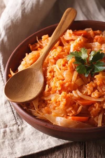Средиземноморская кухня: рис с капустой близко в миске. Вер — стоковое фото