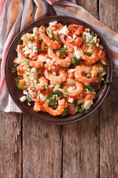 Saganaki aux crevettes avec tomate et fromage feta dans une assiette. vertical — Photo