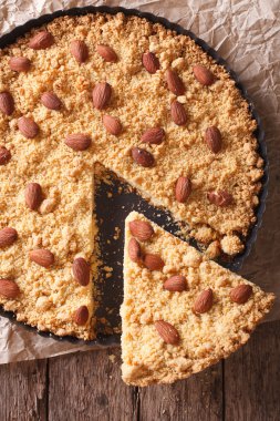 İtalyan pasta Sbrisolona yakın çekim masanın üzerine dilimlenmiş. dikey olarak