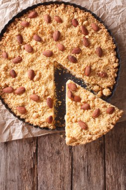 İtalyan pasta Sbrisolona masanın üzerine dilimlenmiş. Dikey Üstten Görünüm 