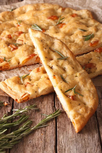 Tradicional focaccia italiana con romero de cerca. vertical —  Fotos de Stock