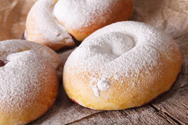 Pudra şekeri yakın çekim ile İspanyol ensaimadas tatlı buns. Hori