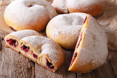 Bun ensaimadas yakın çekim tablo doldurma berry ile dilimlenmiş. 