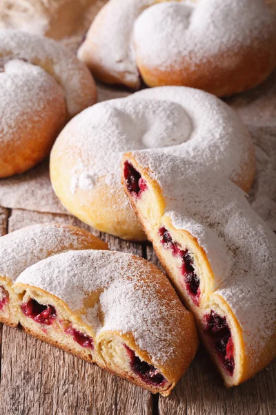 Gebäck Ensaimada mit Marmelade in Großaufnahme auf dem Tisch. vertikal — Stockfoto