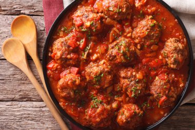 Albondigas plaka yakın çekim üzerinde soslu köfte. Yatay 