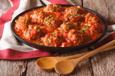 Albondigas plaka yakın çekim üzerinde domates soslu köfte. Hori