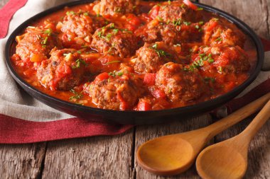 Çanak yakın çekim üzerinde baharatlı domates soslu lezzetli köfte. Hori