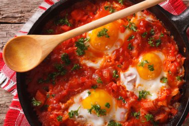 Shakshuka bir tavada kızarmış yumurta makro. Yatay Üstten Görünüm 