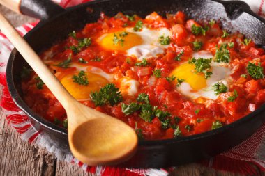 Sıcak kahvaltı shakshuka bir tavada yakın çekim. Yatay
