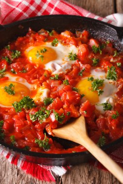 sos lu shakshuka kızarmış yumurta bir tavada yakın. Vertic