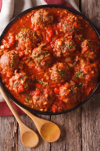 Albóndigas albóndigas con salsa en un primer plano. vertical a —  Fotos de Stock