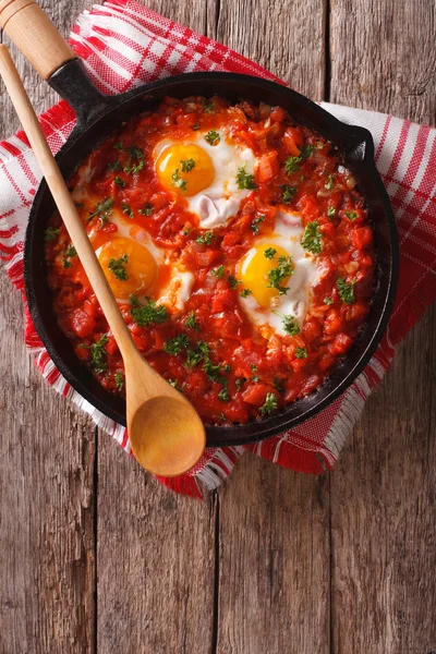 Shakshuka śniadanie smażone jajka i pomidory w rondlu. Vertica — Zdjęcie stockowe