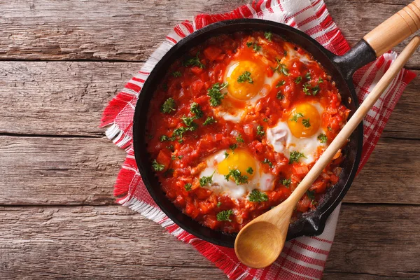 Shakshuka-Frühstück mit Spiegeleiern und Tomaten in der Pfanne. Horizont — Stockfoto