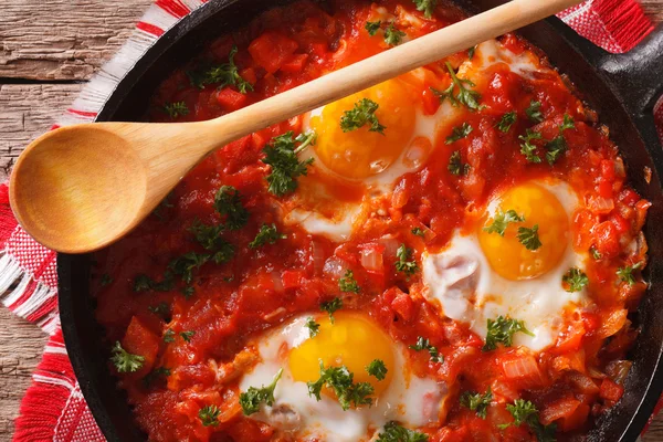 Shakshuka 煎锅里煎的鸡蛋宏。水平的顶视图 — 图库照片