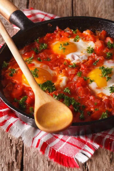 Ev yapımı kahvaltı shakshuka ile domates yakın çekim kızarmış yumurta. — Stok fotoğraf