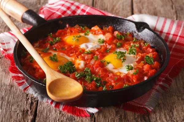 Pequeno-almoço caseiro shakshuka de ovos fritos com tomate close-up . — Fotografia de Stock