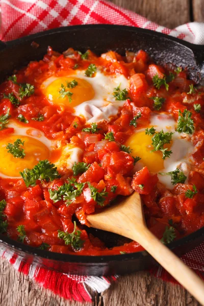 Shakshuka fritou ovos com o molho fecham em uma panela de ato de fritar. Vertical — Fotografia de Stock