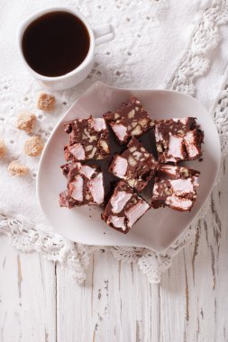 Çikolatalı kek Rocky yol ve masada kahve. dikey üst 