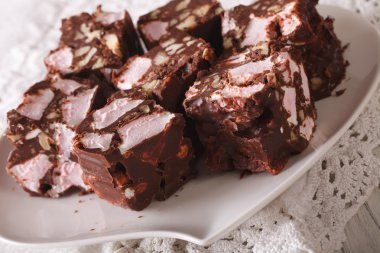 marshmallow ve fındık yakın çekim ile tatlı kayalık yol. Horizonta