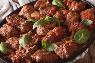 Yunan stifado sığır plaka makro üzerinde soslu. Yatay 