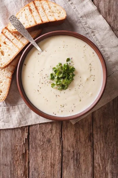 Du barry französische weiße Suppe auf dem Tisch. vertikale Ansicht von oben — Stockfoto