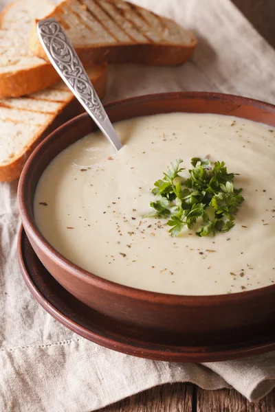 Sopa de crema de coliflor y tostadas de cerca en la mesa. vertical — Foto de Stock