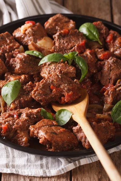 Cozinha grega: carne stifado close-up no prato. Vertical — Fotografia de Stock