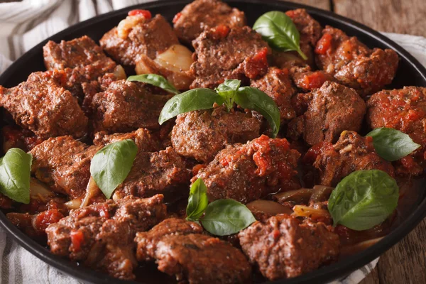 Griechischer Stifado von einem Rindfleisch mit Basilikum in einer Schüssel. Horizont — Stockfoto