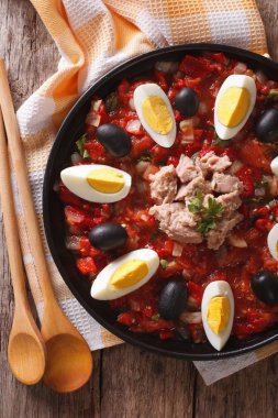 Ton balığı, yumurta ve sebze yakın çekim Tunus salatası. vertica