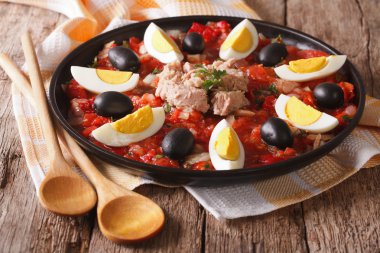 Ton balığı, yumurta ve sebze geleneksel Tunus salatası. Hori