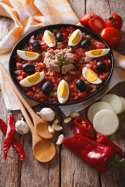 Ensalada de atún tunecino con verduras a la parrilla e ingredientes clos — Foto de Stock