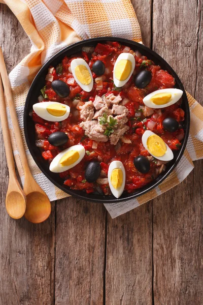 Mechouia 金枪鱼沙拉配烤的蔬菜和鸡蛋。垂直 t — 图库照片