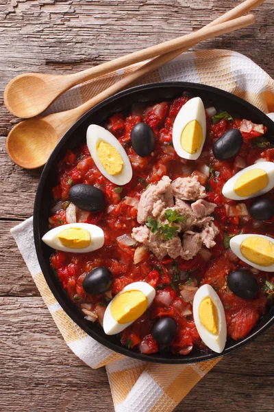 Ensalada árabe de Mechouia con verduras, atún y huevos de cerca. Ve. —  Fotos de Stock