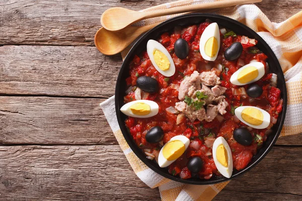 Mechouia 金枪鱼沙拉配烤的蔬菜和鸡蛋。水平 — 图库照片
