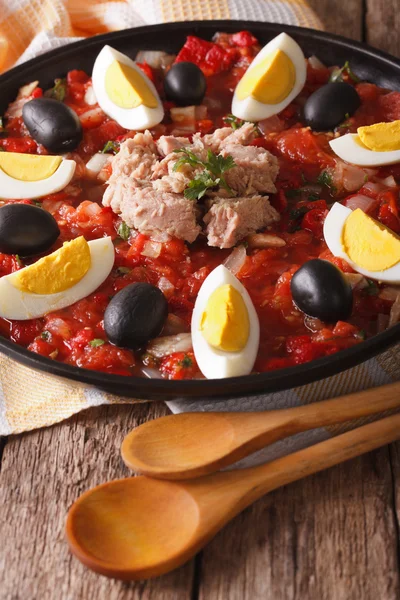 阿拉伯菜 ︰ 金枪鱼沙拉配蔬菜和鸡蛋的特写。Ve — 图库照片