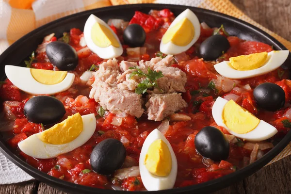 阿拉伯菜 ︰ 金枪鱼沙拉配蔬菜和鸡蛋的特写。何 — 图库照片