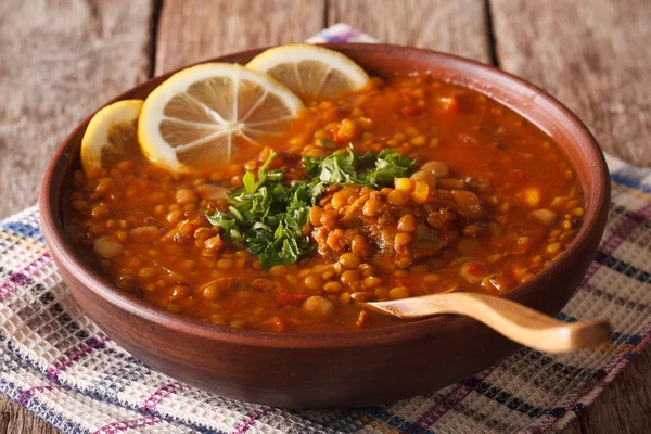 Sopa marroquí gruesa en un tazón cerca de la mesa. Horizontal — Foto de Stock